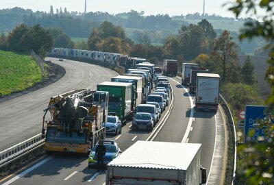 Polizei sperrt A14: Defekter Lastwagen sorgt für 20 Kilometer Stau - Fahrtrichtung Dresden bleibt ungehindert auf der A14 befahrbar. Foto: EHL Media