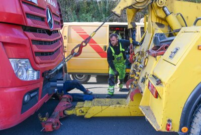 Polizei sperrt A14: Defekter Lastwagen sorgt für 20 Kilometer Stau - Fahrtrichtung Dresden bleibt ungehindert auf der A14 befahrbar. Foto: EHL Media