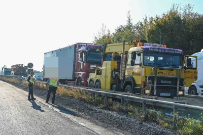 Polizei sperrt A14: Defekter Lastwagen sorgt für 20 Kilometer Stau - Fahrtrichtung Dresden bleibt ungehindert auf der A14 befahrbar. Foto: EHL Media