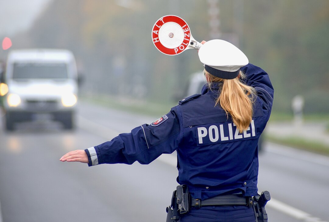 Polizei stoppt Kleintransporter mit elf anstatt drei Insassen - Symbolbild. Foto: Adobe Stock