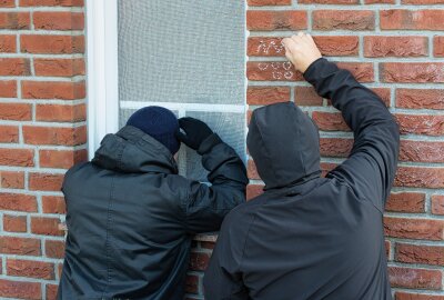 Polizei sucht Zeugen: Einbruch in Crimmitschauer Einfamilienhaus - Einbrecher Symbolbild. Foto: Adobe Stock / Joerg Rofeld