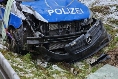 Polizei-Transporter auf A4 überschlagen: Verletzte Polizisten nach Unfall in Klinik - Am Montag ereignete sich gegen 8 Uhr auf der A4 Fahrtrichtung Dresden kurz vor der Abfahrt Frankenberg ein schwerer Verkehrsunfall.