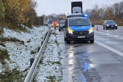 Polizei-Transporter auf A4 überschlagen: Verletzte Polizisten nach Unfall in Klinik -  Zwei Polizisten wurden verletzt in ein Krankenhaus gebracht. Das Polizeiauto wurde schwer beschädigt.