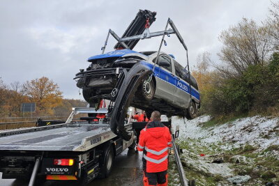 Polizei-Transporter auf A4 überschlagen: Verletzte Polizisten nach Unfall in Klinik -  Zwei Polizisten wurden verletzt in ein Krankenhaus gebracht. Das Polizeiauto wurde schwer beschädigt.