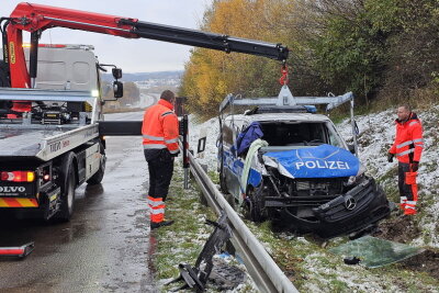 Polizei-Transporter auf A4 überschlagen: Verletzte Polizisten nach Unfall in Klinik - Ein Polizei-Transporter Mercedes kam möglicherweise witterungsbedingt nach rechts von der Fahrbahn ab, fuhr hinter die Leitplanke und überschlug sich.