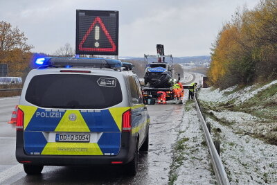 Polizei-Transporter auf A4 überschlagen: Verletzte Polizisten nach Unfall in Klinik - Ein Polizei-Transporter Mercedes kam möglicherweise witterungsbedingt nach rechts von der Fahrbahn ab, fuhr hinter die Leitplanke und überschlug sich.