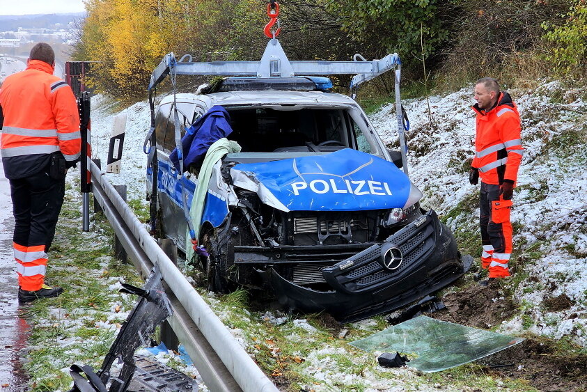 Polizei-Transporter auf A4 überschlagen: Verletzte Polizisten nach Unfall in Klinik - Am Montag ereignete sich gegen 8 Uhr auf der A4 Fahrtrichtung Dresden kurz vor der Abfahrt Frankenberg ein schwerer Verkehrsunfall.