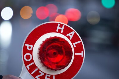 Polizeiauto beschädigt: Verfolgungsjagd in Schrittgeschwindigkeit - Eine Verfolgungsjagd im Schritttempo endet mit einer Delle im Polizeiauto. (Symbolbild)