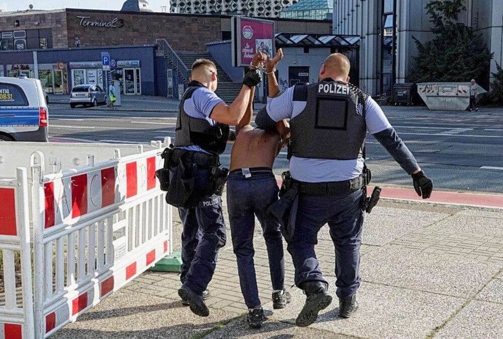 Polizeieinsatz am Karl-Marx-Kopf in Chemnitz: Streit zwischen zwei Personen eskaliert - Am Sonntagnachmittag kam es zu einer heftigen Auseinandersetzung auf der Brückenstraße. Foto: ChemPic