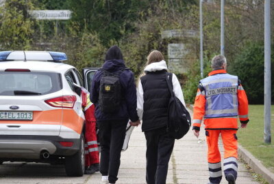 Polizeieinsatz an Oberschule:  Schüler durch Pfefferspray verletzt - Der Tatverdächtige wurde zunächst von der Polizei mit zum Revier genommen.