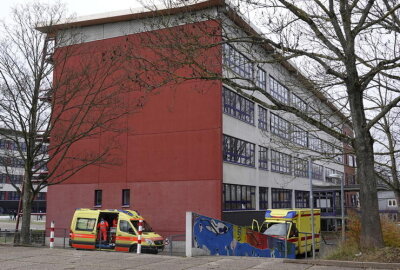 Polizeieinsatz an Oberschule:  Schüler durch Pfefferspray verletzt - Einige wurden zur weiteren Untersuchung in ein Krankenhaus gebracht.