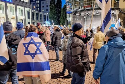 Polizeieinsatz in der Chemnitzer Innenstadt am Dienstagabend - Am Dienstag fand in Chemnitz auf dem Markt eine Solidaritätskundgebung für Israel statt. Foto: Harry Härtel