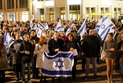 Polizeieinsatz in der Chemnitzer Innenstadt am Dienstagabend - Am Dienstag fand in Chemnitz auf dem Markt eine Solidaritätskundgebung für Israel statt. Foto: Harry Härtel