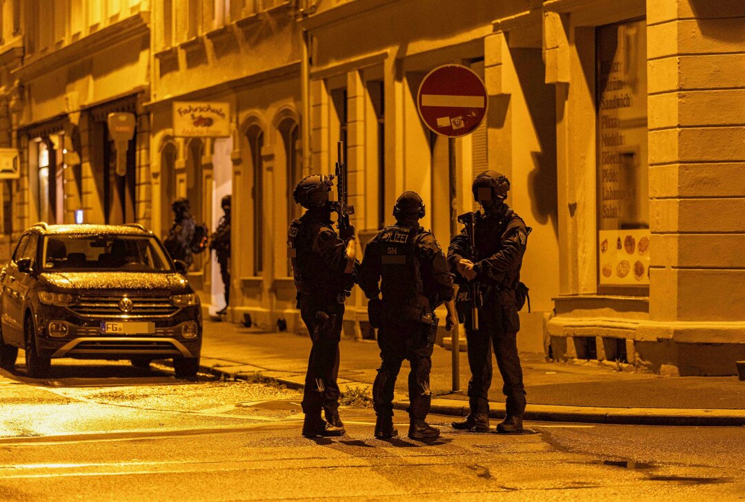 Polizeieinsatz in Freiberg: Mann schießt unerlaubt mit Schreckschusswaffe - Am Samstagabend kommt es auf der Bahnhofstraße 12 in Freiberg im Zuge einer Verlobungsfeier zu einem Polizeieinsatz. Foto: Marcel Schlenkrich