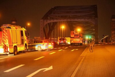 Polizeieinsatz in Leipzig: Person auf Brandenburger Brücke - Eine Person kletterte auf eine Brücke. Foto: Christian Grube