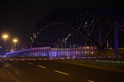 Eine Person kletterte auf eine Brücke. Foto: Christian Grube