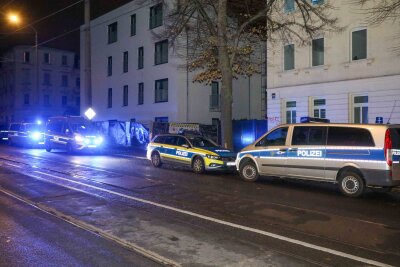 Polizeieinsatz in Leipziger Mehrfamilienhaus: Eine Person tot - Nach ersten Informationen wurden Rettungsdienst und Feuerwehr gegen 20.30 Uhr zu einer verletzten, bewusstlosen Person im Hinterhof eines Mehrfamilienhauses an der Georg-Schumann-Straße in Leipzig-Wahren alarmiert.