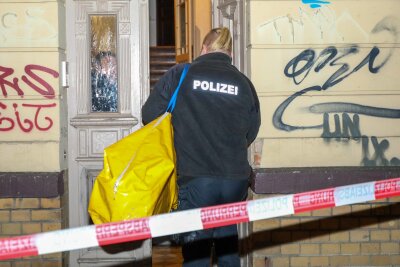 Polizeieinsatz in Leipziger Mehrfamilienhaus: Eine Person tot - Weitere Hintergründe sind derzeit noch unklar.