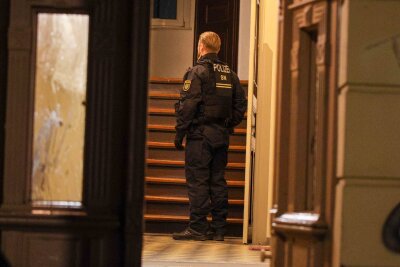 Polizeieinsatz in Leipziger Mehrfamilienhaus: Eine Person tot - Vor Ort waren neben Beamten des Streifendienstes auch Kräfte der Beweis- und Festnahmeeinheit der Bereitschaftspolizei sowie der Kriminalpolizei im Einsatz. 