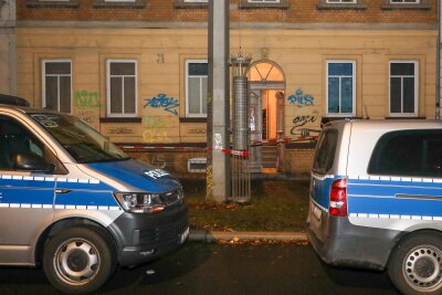 Polizeieinsatz in Leipziger Mehrfamilienhaus: Eine Person tot - Noch am Abend wurden im und hinter dem Mehrfamilienhaus mehrere Beweise gesichert. 