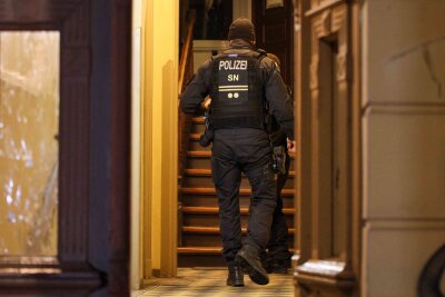 Polizeieinsatz in Leipziger Mehrfamilienhaus: Eine Person tot - Dazu kam auch die Feuerwehr Leipzig mit einer Drehleiter zur Ausleuchtung zum Einsatz.