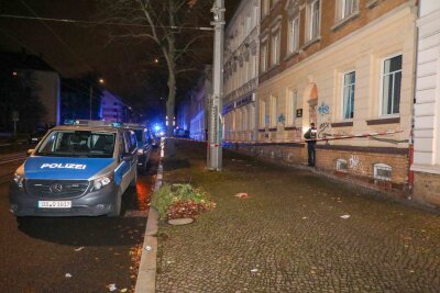 Polizeieinsatz in Leipziger Mehrfamilienhaus: Eine Person tot - Der Bereich vor dem Haus wurde abgesperrt. 