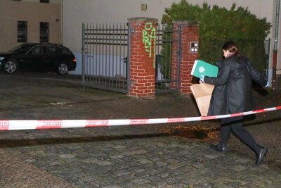 Polizeieinsatz in Leipziger Mehrfamilienhaus: Eine Person tot - Wie es zu den Verletzungen kommen konnte, war am Abend zunächst offiziell nicht bekannt.