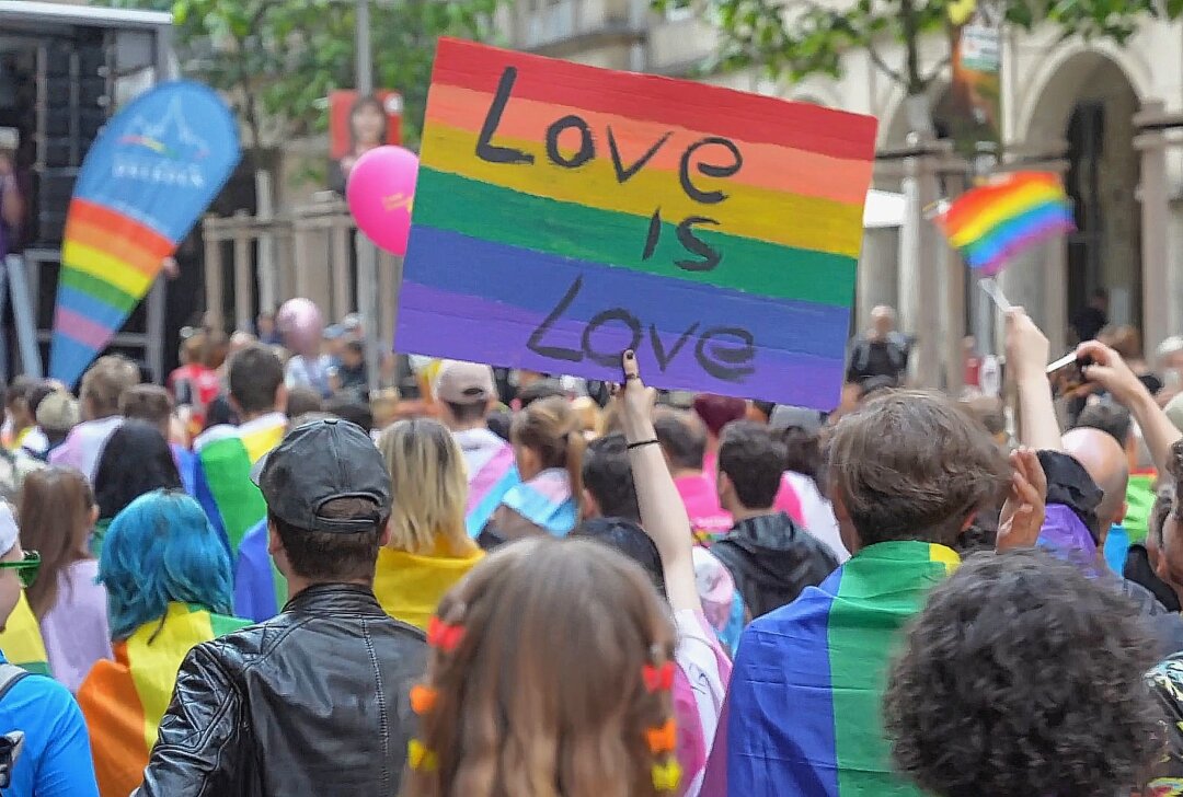 Polizeieinsatz zum CSD in Dresden: Rechte Gruppierung stört Demonstration - Der "Christopher Street Day" ist ein Zeichen für Toleranz und spricht sich aktiv gegen Diskriminierung und Ausgrenzung. Foto: privat