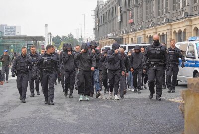 Polizeieinsatz zum CSD in Dresden: Rechte Gruppierung stört Demonstration - Behelmte Polizistinnen und Polizisten waren am Samstag beim CSD vor Ort. Foto: privat