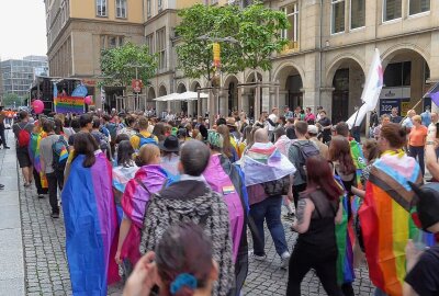 Polizeieinsatz zum CSD in Dresden: Rechte Gruppierung stört Demonstration - Der CSD in Dresden wurde von vermummten Neonazis gestört. Foto: privat