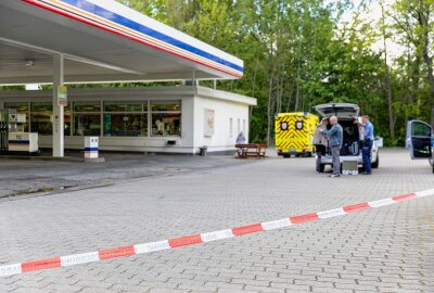 Polizeihund im Einsatz: Raubüberfall an Freiberger Tankstelle - Zu einem schweren Raubüberfall kam es am Sonntagnachmittag am Tankcenter Freiberg. Foto: Marcel Schlenkrich