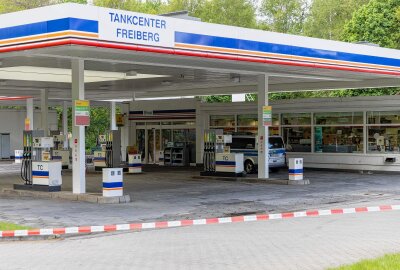 Polizeihund im Einsatz: Raubüberfall an Freiberger Tankstelle - Zu einem schweren Raubüberfall kam es am Sonntagnachmittag am Tankcenter Freiberg. Foto: Marcel Schlenkrich