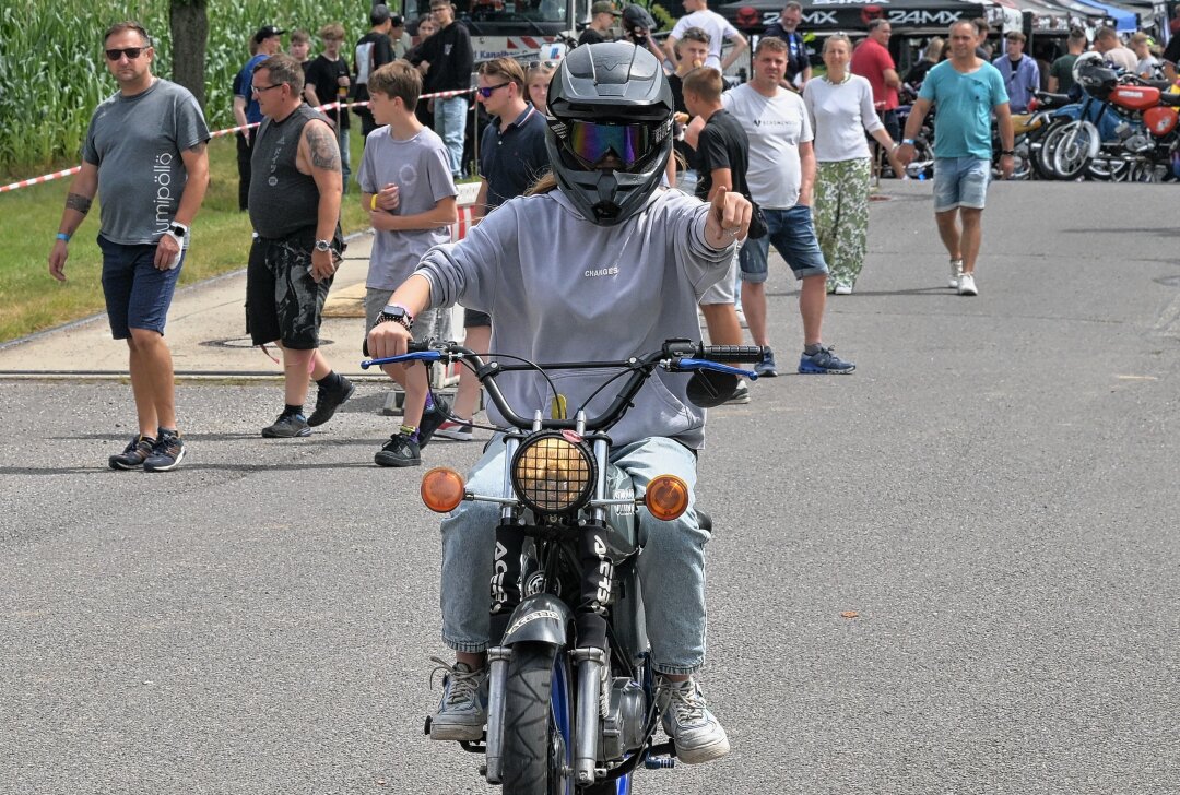 Polizeikontrollen verhindern Ausfahrt beim Simson-Treffen in Zwönitz - In Zwönitz ist das 2. Simson-Treffen gelaufen. Foto: Ralf Wendland