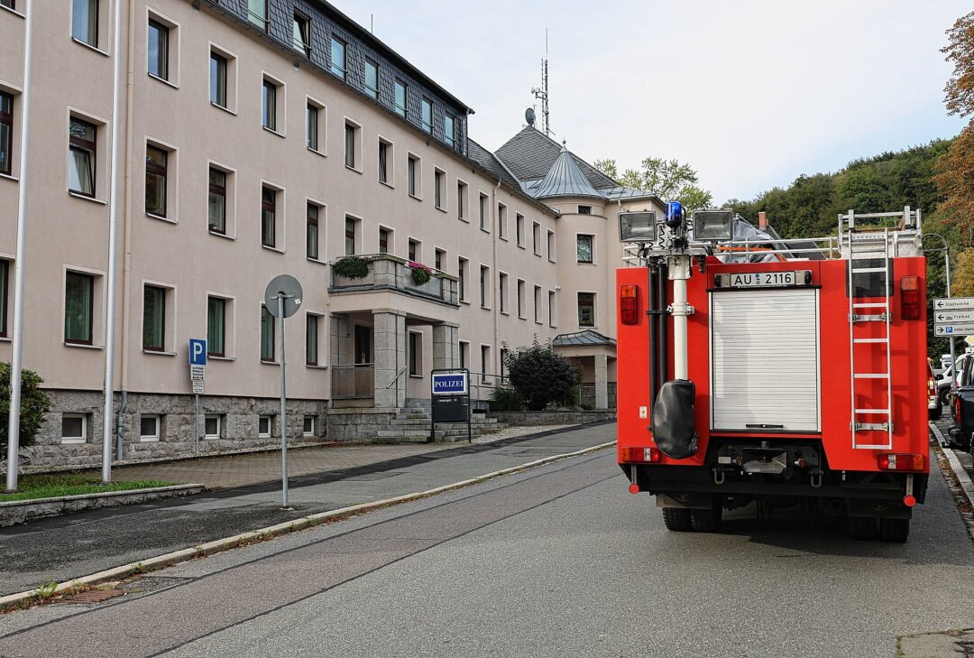 Polizeirevier Aue evakuiert: Feuerwehr wegen Gasgeruch im Einsatz - Gegen 9 Uhr wurde die Feuerwehr Aue zum Polizeirevier nach Aue in die Lessingstraße gerufen. Foto: Niko Mutschmann