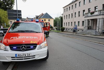 Polizeirevier Aue evakuiert: Feuerwehr wegen Gasgeruch im Einsatz - Gegen 9 Uhr wurde die Feuerwehr Aue zum Polizeirevier nach Aue in die Lessingstraße gerufen. Foto: Niko Mutschmann