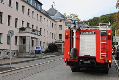 Polizeirevier Aue evakuiert: Feuerwehr wegen Gasgeruch im Einsatz - Im und um das Revier wurde Gasgeruch gemeldet. Foto: Niko Mutschmann