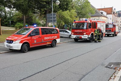 Polizeirevier Aue evakuiert: Feuerwehr wegen Gasgeruch im Einsatz - Im und um das Revier wurde Gasgeruch gemeldet. Foto: Niko Mutschmann