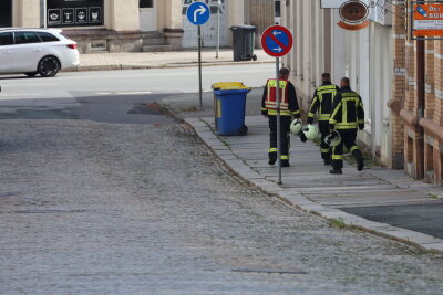 Polizeirevier Aue evakuiert: Feuerwehr wegen Gasgeruch im Einsatz - Das Polizeirevier wurde noch vor Eintreffen der Feuerwehr evakuiert.  Foto: Niko Mutschmann