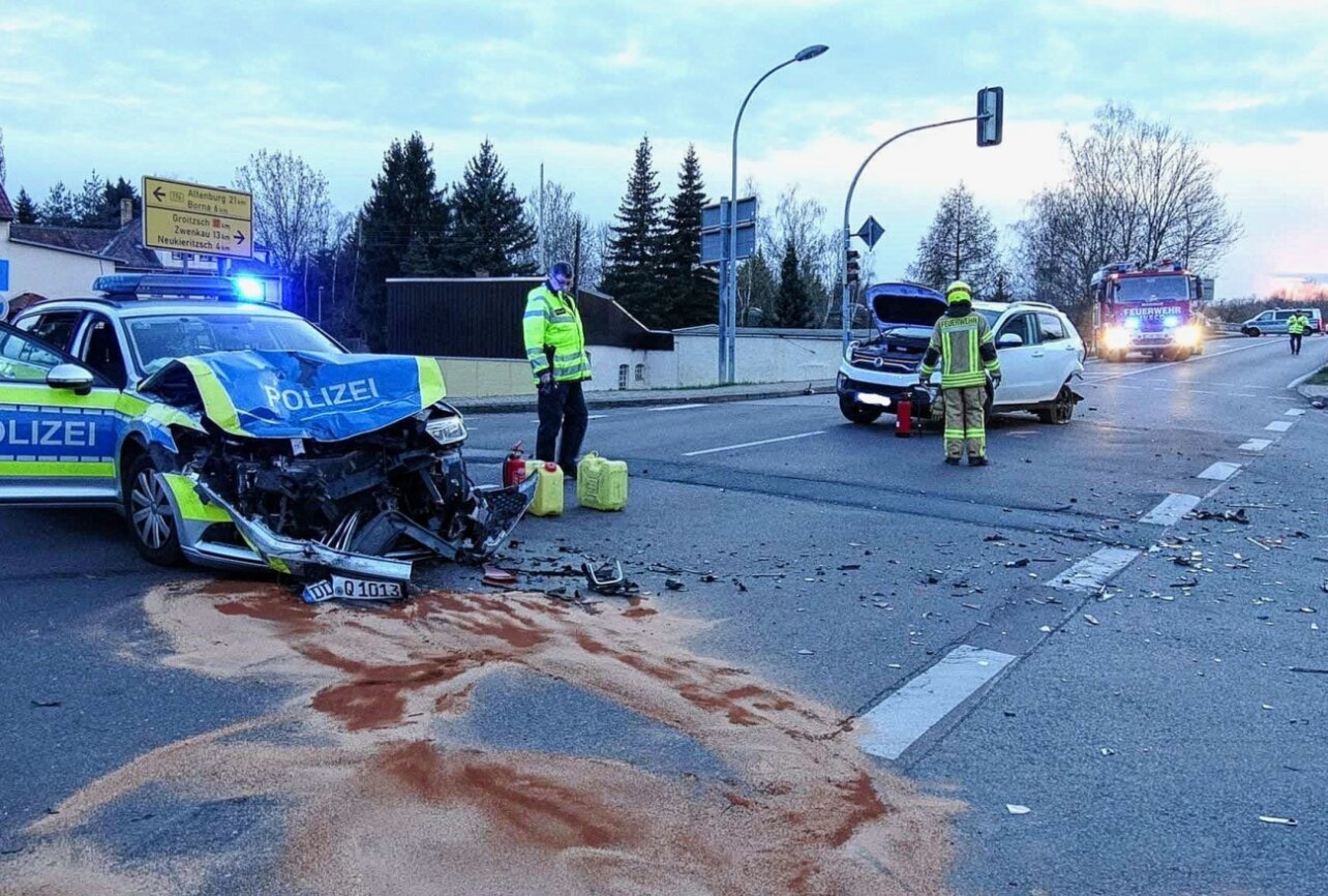 Polizeiwagen Kollidiert Bei Einsatzfahrt: Fünf Personen Verletzt