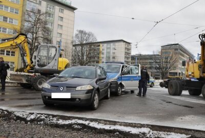 Polizeiwagen und PKW kollidieren nach Verfolgungsjagd in Chemnitz - Am Samstagvormittag kam es zu einem Polizei-Einsatz.