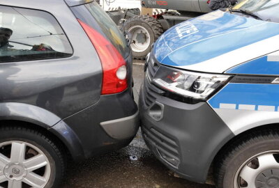 Polizeiwagen und PKW kollidieren nach Verfolgungsjagd in Chemnitz - Am Samstagvormittag kam es zu einem Polizei-Einsatz.