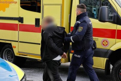 Polizeiwagen und PKW kollidieren nach Verfolgungsjagd in Chemnitz - Am Samstagvormittag kam es zu einem Polizei-Einsatz.