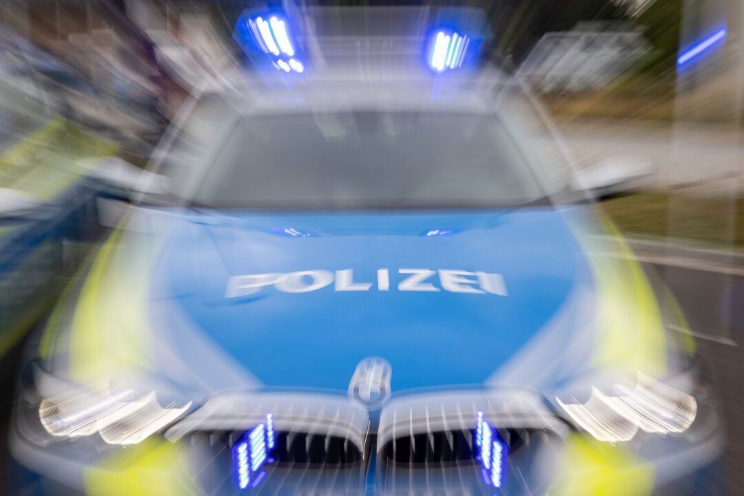 Polizisten finden Bajonett in Auto an polnischer Grenze - Ein Streifenwagen der Polizei mit eingeschaltetem Blaulicht.