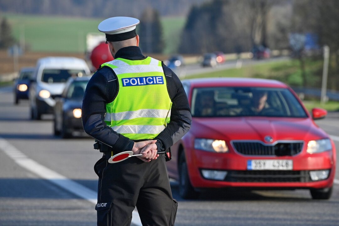 Polizisten in Tschechien verzichten auf Knöllchen - Ein Polizist beobachtet in Tschechien den Verkehr. (Symbolbild)