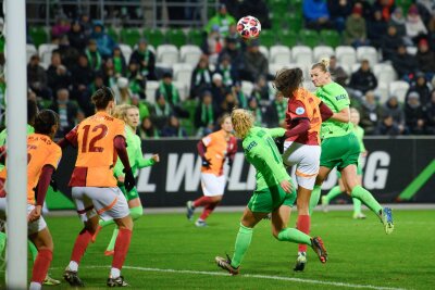 Popp mit Dreierpack im Wolfsburger Jubiläumsspiel - Alexandra Popp (r) bringt den VfL gegen Galatasaray auf die Siegstraße.