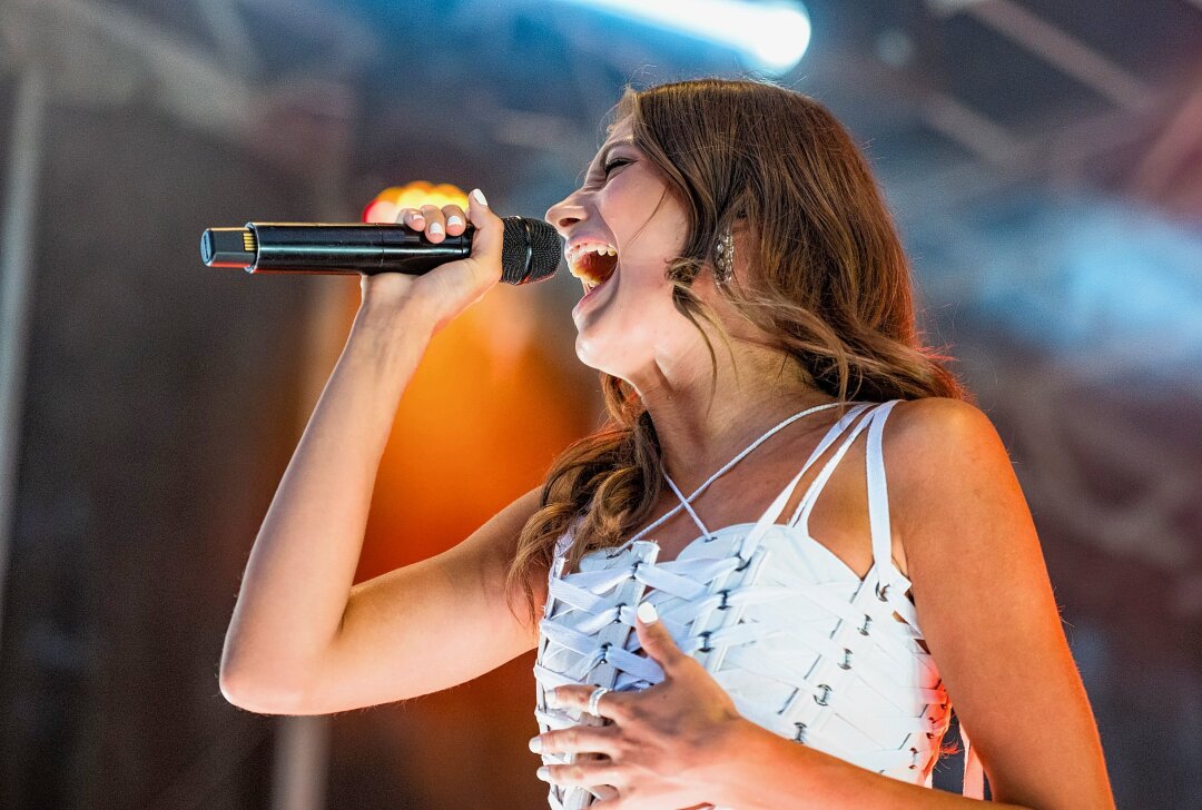 Popstar Leony feiert mit Oelsnitz 100 Jahre Stadtrecht - Auf dem Marktplatz Oelsnitz begeistert Sängerin Leony im Rahmen der Feier "100 Jahre Stadtrecht die Gäste. Foto: Georg Ulrich Dostmann 