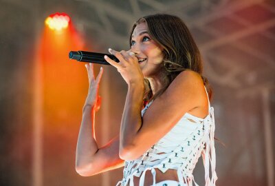 Popstar Leony feiert mit Oelsnitz 100 Jahre Stadtrecht - Auf dem Marktplatz Oelsnitz begeistert Sängerin Leony im Rahmen der Feier "100 Jahre Stadtrecht die Gäste. Foto: Georg Ulrich Dostmann 