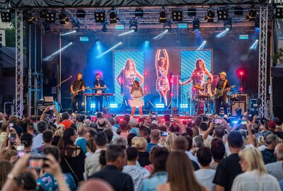 Popstar Leony feiert mit Oelsnitz 100 Jahre Stadtrecht - Auf dem Marktplatz Oelsnitz begeistert Sängerin Leony im Rahmen der Feier "100 Jahre Stadtrecht die Gäste. Foto: Georg Ulrich Dostmann 