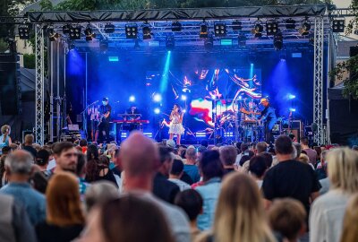 Popstar Leony feiert mit Oelsnitz 100 Jahre Stadtrecht - Auf dem Marktplatz Oelsnitz begeistert Sängerin Leony im Rahmen der Feier "100 Jahre Stadtrecht die Gäste. Foto: Georg Ulrich Dostmann 