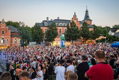 Popstar Leony feiert mit Oelsnitz 100 Jahre Stadtrecht - Auf dem Marktplatz Oelsnitz begeistert Sängerin Leony im Rahmen der Feier "100 Jahre Stadtrecht die Gäste. Foto: Georg Ulrich Dostmann 